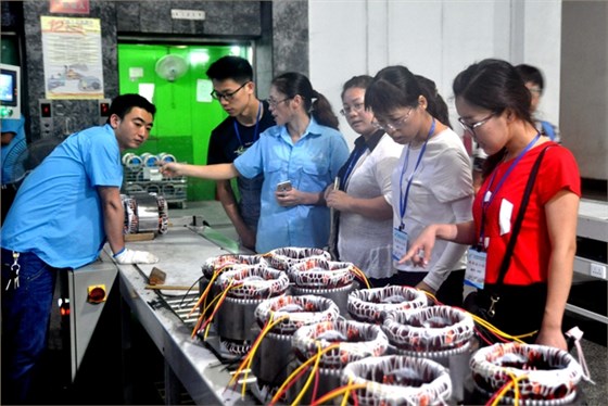 老師在皖南電機生產車間參觀學習